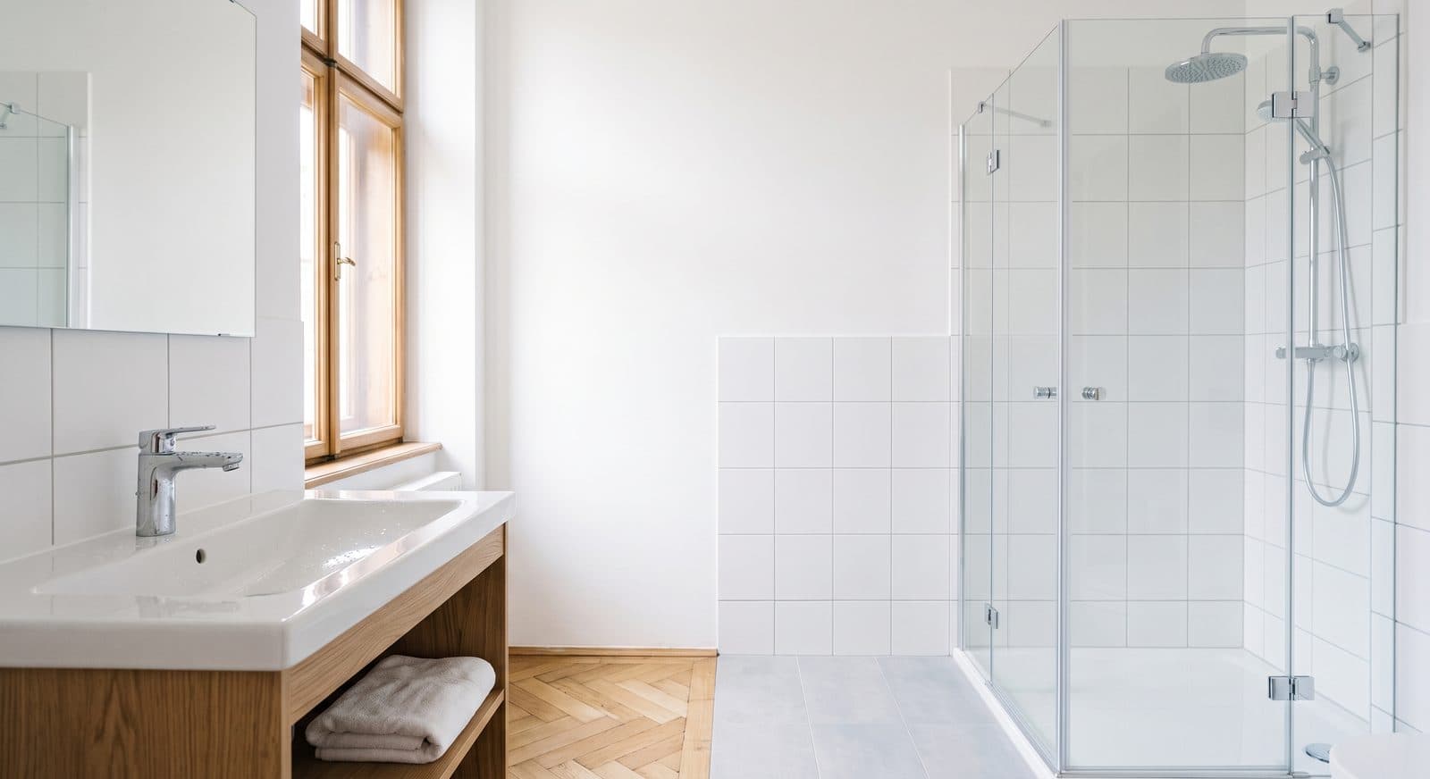 Detaljno očišćena kupaonica s tuš kabinom i umivaonikom, Čistimo Zagreb